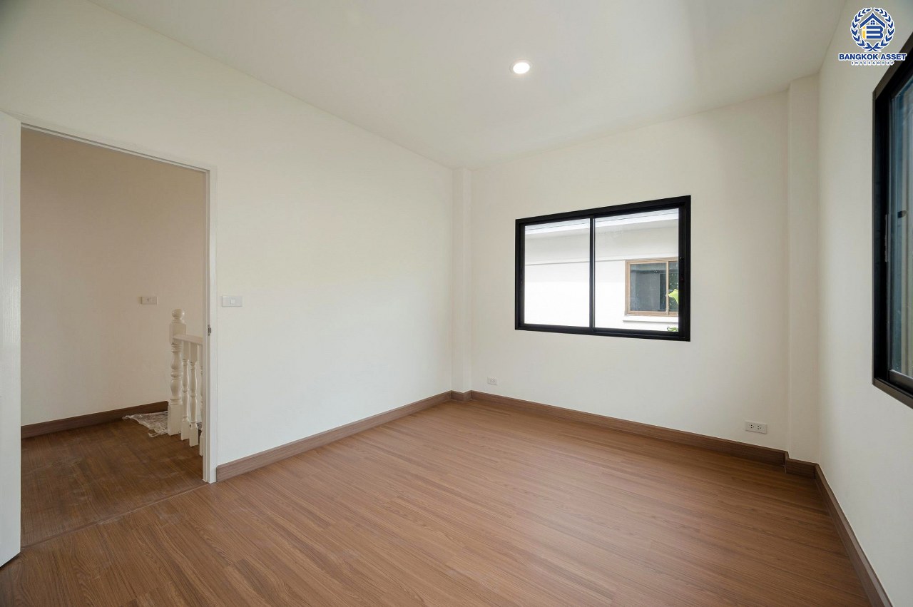 บ้านมือสองตกแต่งใหม่ โครงการ ปฐวีกาญจน์ ประชาชื่น-แจ้งวัฒนะ ทำเลโซนเมือง ดีไซน์สุด Classic ใกล้เซ็นทรัลแจ้งวัฒนะ สนามบินดอนเมือง เดินทางสู่ใจกลางเมืองได้อย่างรวดเร็วด้วย ทางด่วน"ศรีสมาน" และรถไฟฟ้าสายสีชมพู "สถานีเมืองทองธานี" บนเนื้อที่ 61.6 ตร.ว. ฟังก์ชัน 3 ห้องนอน 4 ห้องน้ำ 1 ห้องแม่บ้านพร้อมห้องน้ำ จอดรถได้ 2 คัน